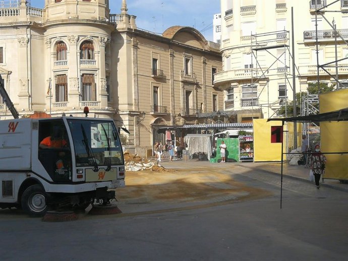 Limpieza en la Plaza del Ayuntamiento de Valncia
