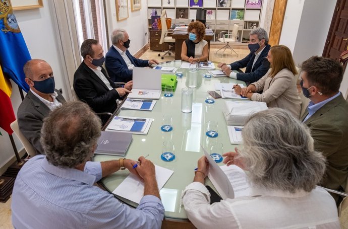 La presidenta de la Diputación de Huelva, María Eugenia Limón, en su reunión con representantes del grupo empresarial hotelero, Estival Group.