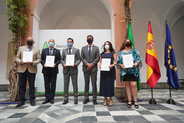 Junta firma con CSIF, ANPE y UGT un acuerdo que aporta más de 200 millones en refuerzo docente en la pública