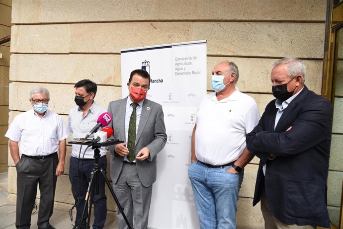 El consejero de Agricultura, Agua y Desarrollo Rural, Francisco Martínez Arroyo, se reúne, en la Consejería, con los representantes de las organizaciones profesionales agrarias y Cooperativas Agroalimentarias.