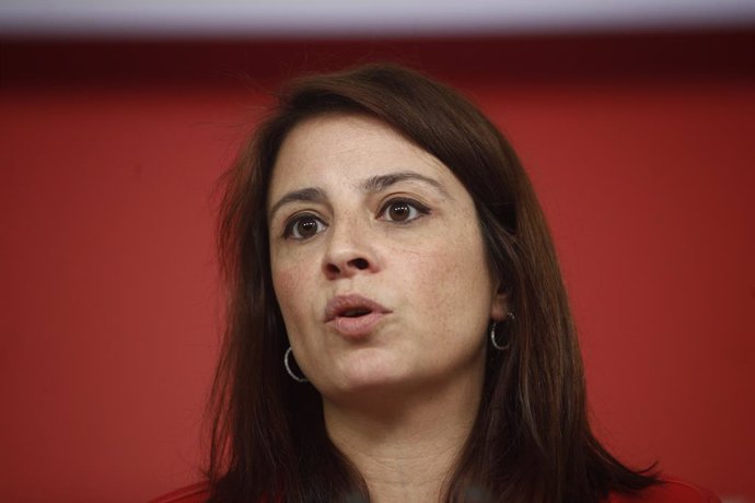 Archivo - La vicesecretaria general del Partido Socialista, Adriana Lastra, ofrece declaraciones a los medios de comunicación en la sede de Ferraz, para valorar el barómetro del CIS sobre las elecciones del 28 de abril.