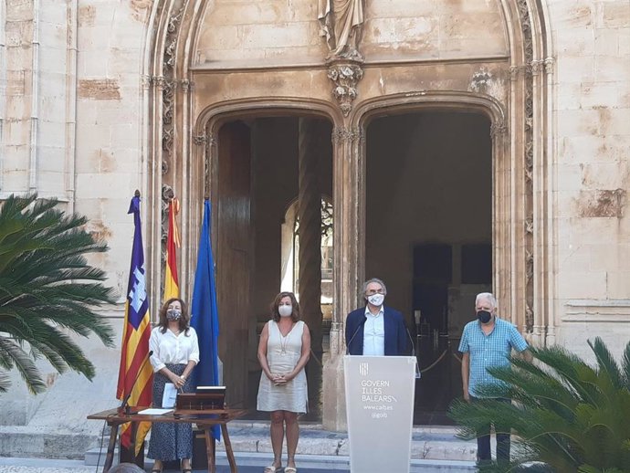 (I-D) La Presidenta Del CEIB, Josefa Costa; La Presidenta Del Govern, Francina Armengol; El Conseller De Educación Y Formación Profesional, Martí March, Y El Vicepresidente Del CEIB, Bernat Josep Alemany.