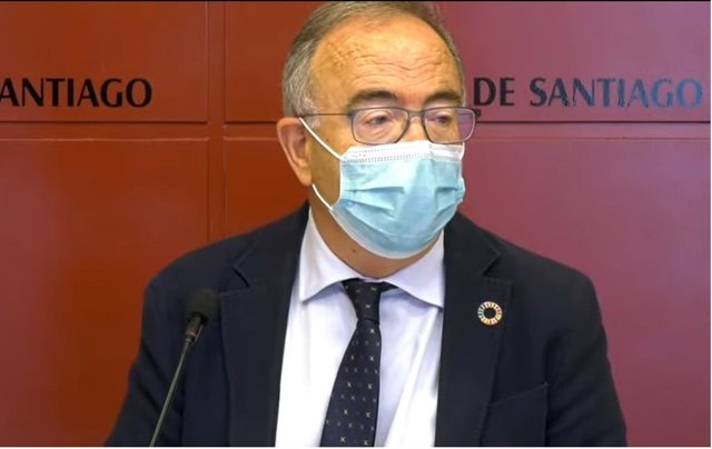 Archivo - El alcalde de Santiago, Xosé Sánchez Bugallo, en rueda de prensa