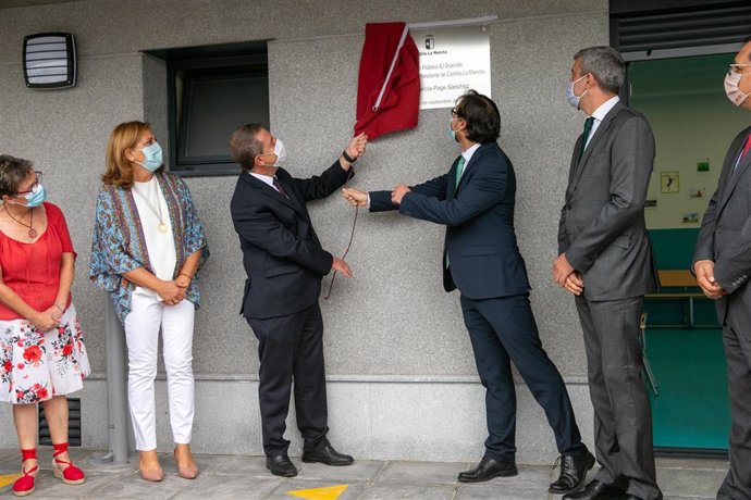 El presidente de Castilla-La Mancha, Emiliano García-Page, ha inaugurado en la localidad toledana de Nambroca, el CEIP El Duende