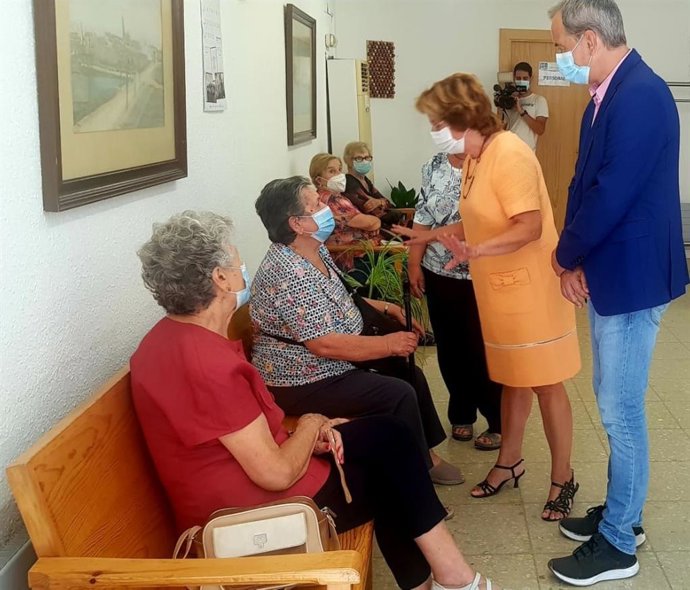 La consejera de Ciudadanía y Derechos Sociales del Gobierno de Aragón, María Victoria Broto, visita el Hogar de Binéfar.