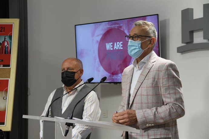 El vicepresidente de Innovación Económica y Social de la Diputación, Juan Antonio García, y el integrante del colectivo We Are Photo organizador del evento, Juan Sande, presentan el Encuentro Internacional de Fotografía y Artes Visuales 'FestComarcasPho