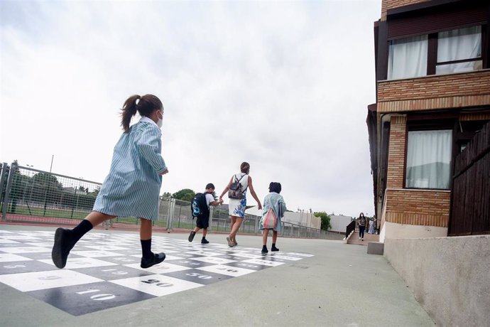 Niños durante el primer día de clase de este curso 2021-2022 en Boadilla del Monte (Madrid)