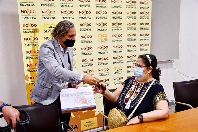 El gerente de Emvisesa, Felipe Castro, durante la entrega de llaves.