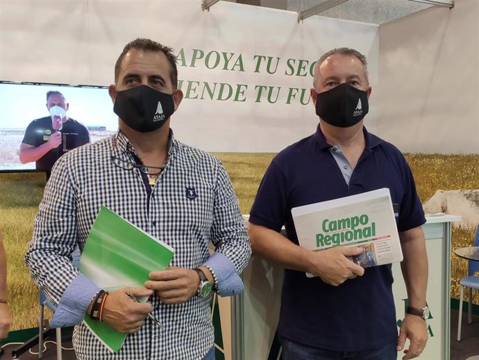 El presidente de Asaja Castilla y León, Donaciano Dujo (drcha), y el presidente provincial de la organización, Juan Luis Delgado (izq).