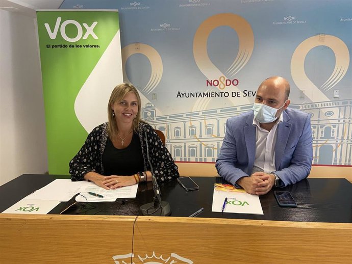 La portavoz municipal de Vox, Cristina Peláez, en rueda de prensa en el edificio Laredo.