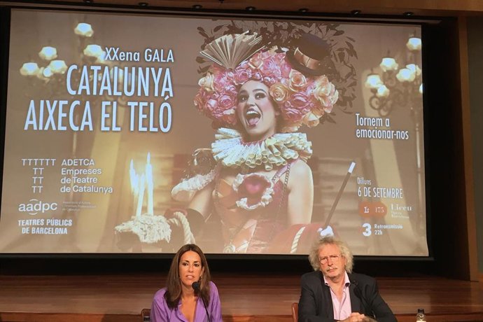 Presentación de la gala 'Catalunya aixeca el teló' con la presidenta de la Associació d'Empreses Productores de Teatre de Catalunya (Adetca), Isabel Vidal.