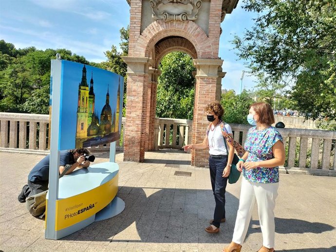 La vicealcaldesa de Zaragoza, Sara Fernández, ha presentado la exposición PhotoEspaña 'Visit Spain' en el Parque Grande José Antonio Labordeta.