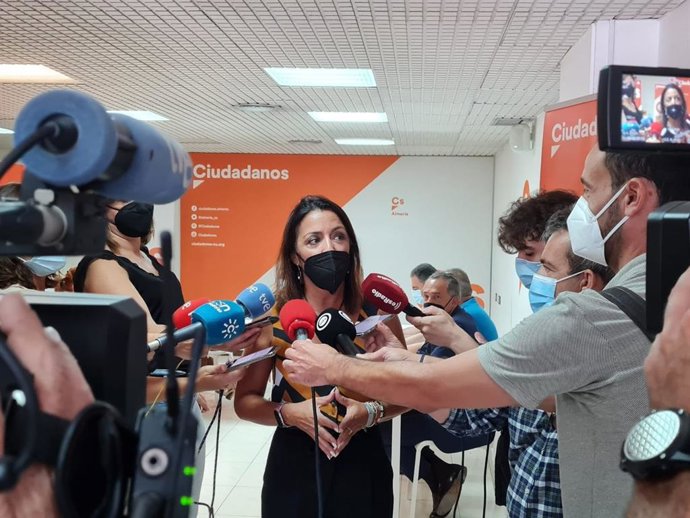 Bosquet (Cs) atiende a los medios en Almería