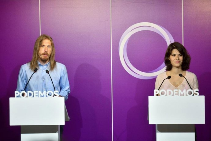 Imagen de los coportavoces de Podemos, Pablo Fernández e Isa Serra, en rueda de prensa en la sede del partido.