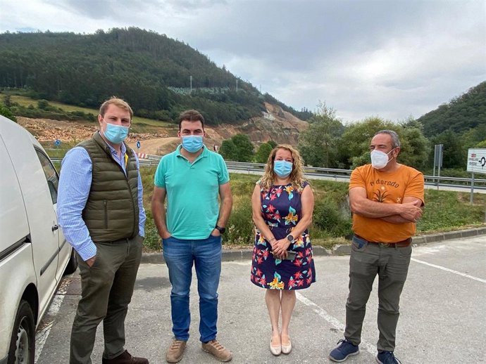 El secretario general y portavoz de Foro en la Junta General, Adrián Pumares, y el alcalde de Salas, Sergio Hidalgo, junto a ediles de Foro