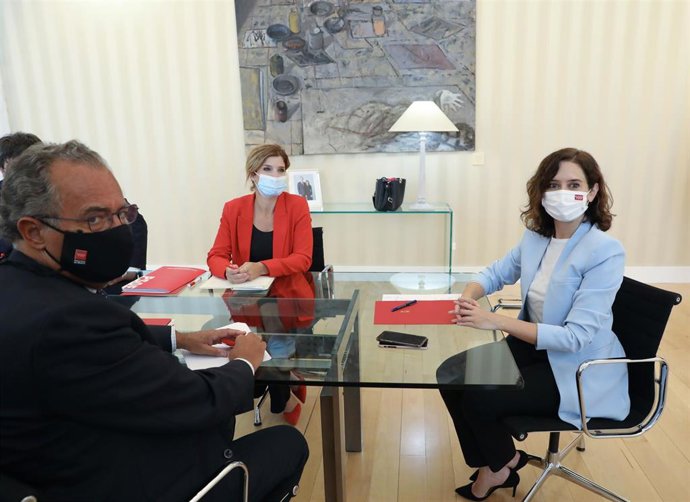 El consejero de Educación, Ciencia y Universidades de la Comunidad de Madrid, Enrique Ossorio; la portavoz del PSOE en la Asamblea, Hana Jalloul, y la presidenta de la Comunidad de Madrid, Isabel Díaz Ayuso, conversan en la Real Casa de Correos