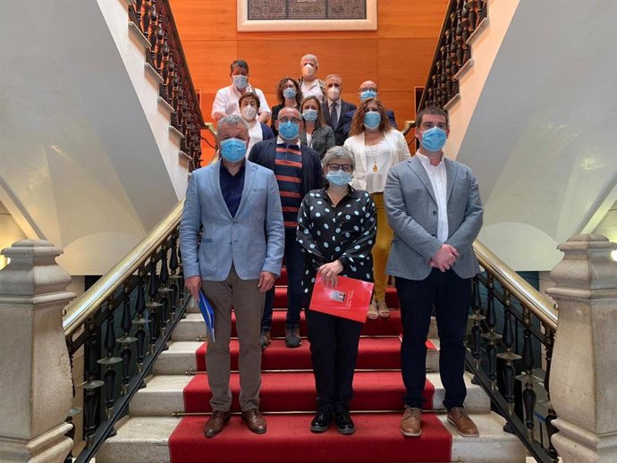 Archivo - Participantes en la firma del acuerdo de concertación local del Ayuntamiento de Gijón, 'Reinicia' (Archivo)