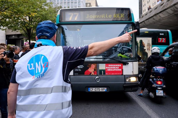 Archivo - 13 September 2019, France, Paris: A transport worker stands in front of a bus during a protest in front of the RATP headquarters, workers started a strike against government plans for pension reform. Photo: Julien Mattia/Le Pictorium Agency vi