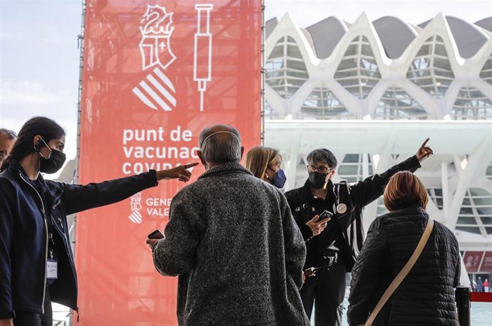 Archivo - .Proceso de vacunación masiva contra el coronavirus en la  Ciutat de les Arts i les Cincies