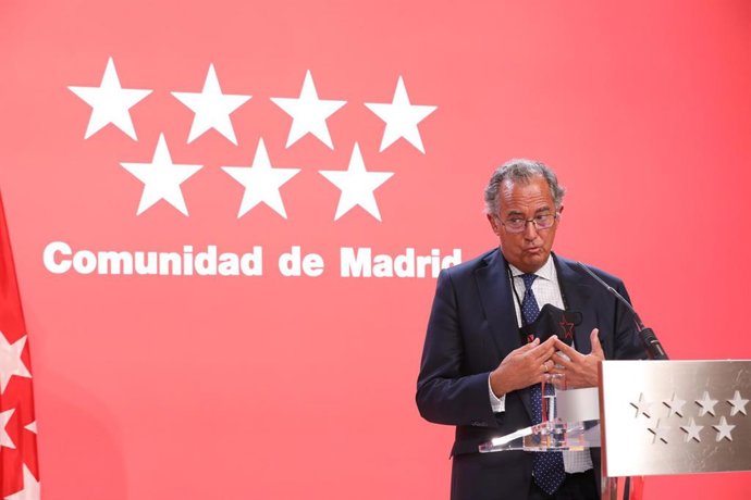 El consejero de Educación, Ciencia y Universidades de la Comunidad de Madrid, Enrique Ossorio, interviene en una rueda de prensa en la sede del Gobierno regional, a 6 de septiembre de 2021, en Madrid (España). La presidenta madrileña mantiene este lunes