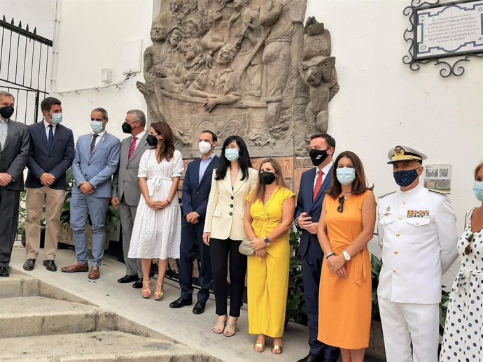 María Jesús Herencia junto a otras autoridades tras la ofrenda en el monumento a Magallanes y Elcano en Sanlúcar.