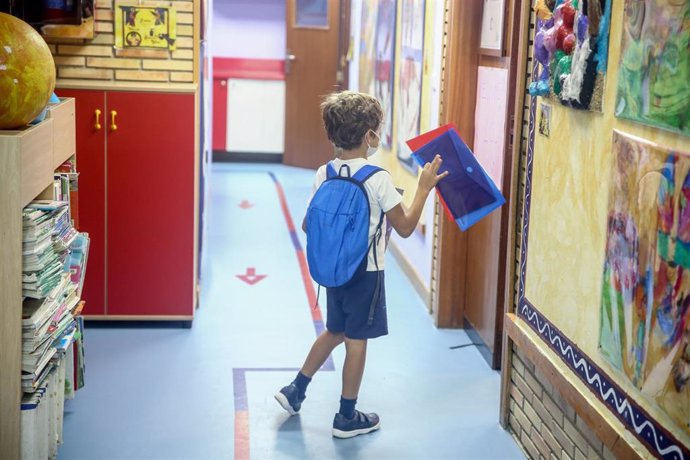 Un niño entra a una clase del colegio Virgen de Europa durante el primer día de clase del curso 2021-22.