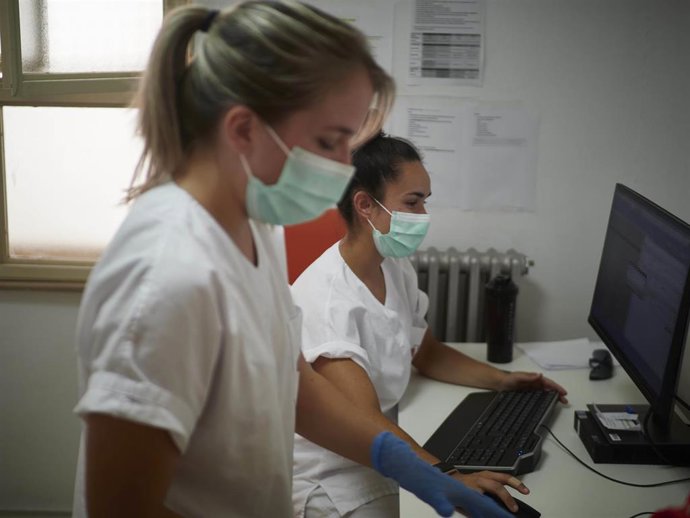 Dos profesionales sanitarias trabajan en el dispositivo de vacunación instalado por el Servicio Navarro de Salud en el antiguo colegio de Maristas, en Pamplona.