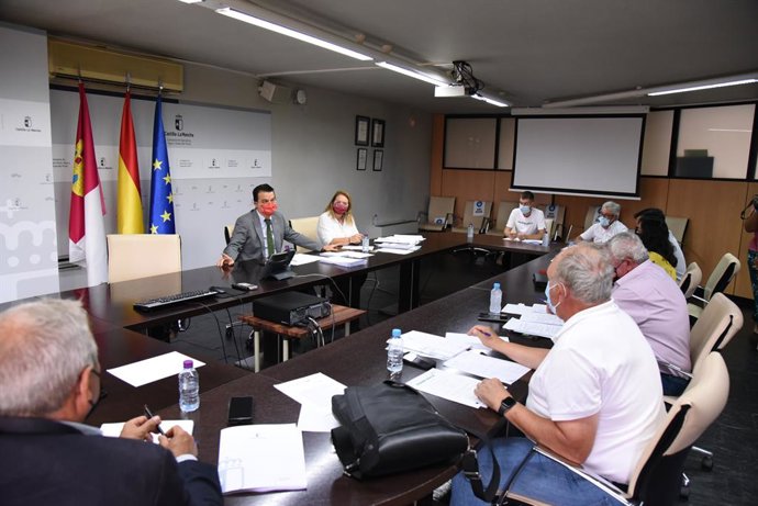 El consejero de Agricultura, Agua y Desarrollo Rural, Francisco Martínez Arroyo, se reúne, en la Consejería, con los representantes de las organizaciones profesionales agrarias y Cooperativas Agroalimentarias de Castilla-La Mancha.
