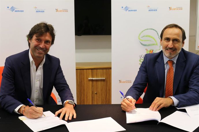 Regis Fedrigo, director general de Servier España; y Javier Arroyo, director general de la Fundación Juan XXIII.