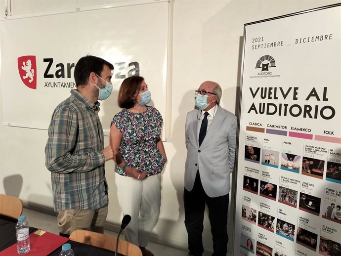 La vicealcaldesa y consejera municipal de Cultura y Proyección Exterior, Sara Fernández, acompañada por el director del Auditorio de Zaragoza, Miguel Angel Tapia, y el gerente de Zaragoza Cultural, David Lozano.