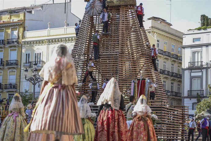 Imagen de varias falleras durante la ofrenda de flores a la Virgen de los Desamparados en los actos falleros de 2021 en Valncia.  