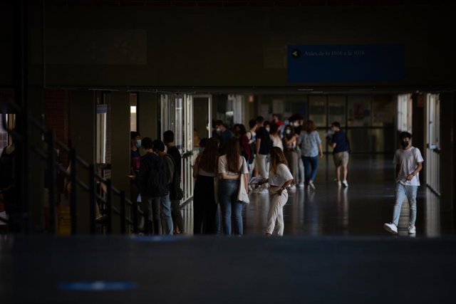 Archivo - Arxiu - Un grup d'estudiants durant la selectivitat del juny passat