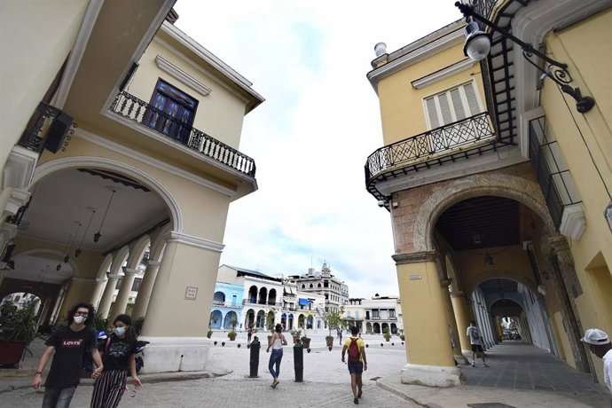 Personas con mascarilla en el casco antiguo de La Habana