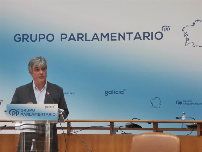 El portavoz del PPdeG en el Parlamento gallego, Pedro Puy, en rueda de prensa.