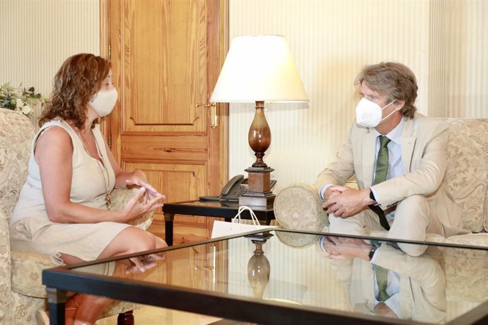 La presidenta del Govern, Francina Armengol, en el Consolat de Mar con el embajador en España del Reino de los Países Bajos, Jan Versteeg.