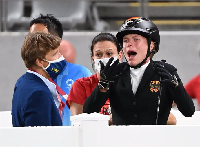 Archivo - FILED - 06 August 2021, Japan, Tokyo: Germany's Annika Schleu reacts after being disqualified in the Women's Individual Riding Show Jumping round of the Modern Pentathlon at Tokyo Stadium during the Tokyo 2020 Olympic Games. Germany's modern p
