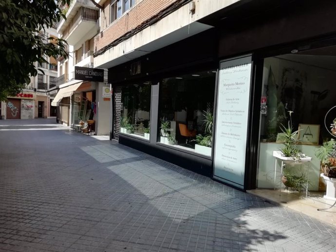 Archivo - Comercios en una calle de Córdoba capital.