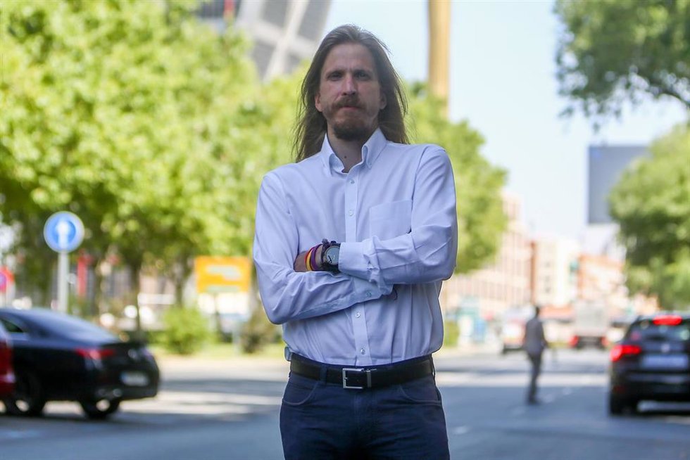 El coordinador general de Podemos en Castilla y León, Pablo Fernández, posa en las inmediaciones de la agencia después de una entrevista para Europa Press, a 12 de agosto de 2021, en Madrid (España).