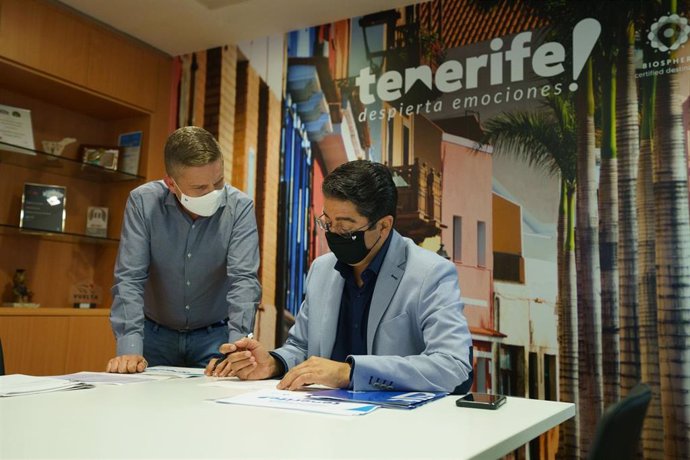 Archivo - El consejero delegado de Turismo de Tenerife, David Pérez, y el presidente del Cabildo, Pedro Martín