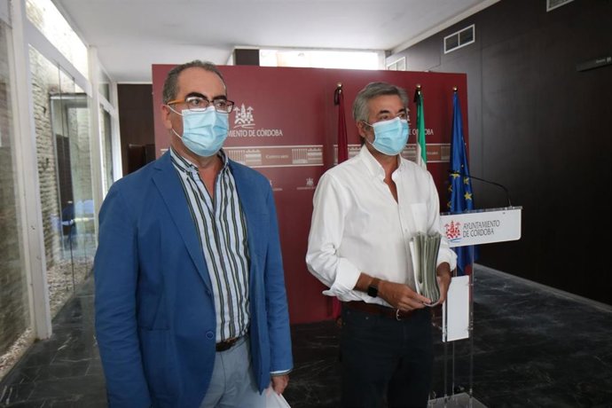 El concejal de Presidencia del Ayuntamiento de Córdoba, Miguel Ángel Torrico (dcha.), y el teniente de alcalde delegado de Gestión, Antonio Álvarez, en rueda de prensa.