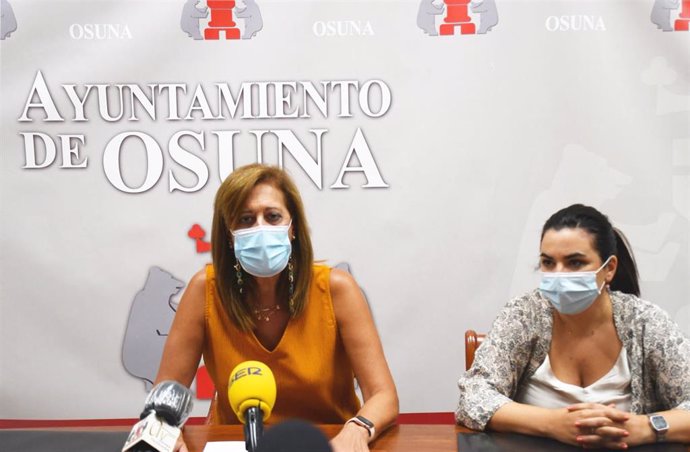 La alcaldesa de Osuna, Rosario Andújar, acompañada por la delegada municipal de Educación, Ana Lebrón, en rueda de prensa
