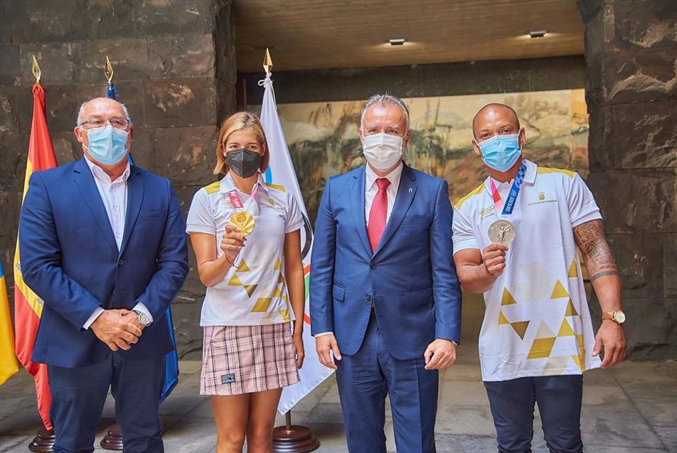 El director general de Deportes del Gobierno de Canarias, Manolo López, la nadadora Michelle Alonso, el presidente de Canarias, Ángel Víctor Torres y el gimnasta Ray Zapata