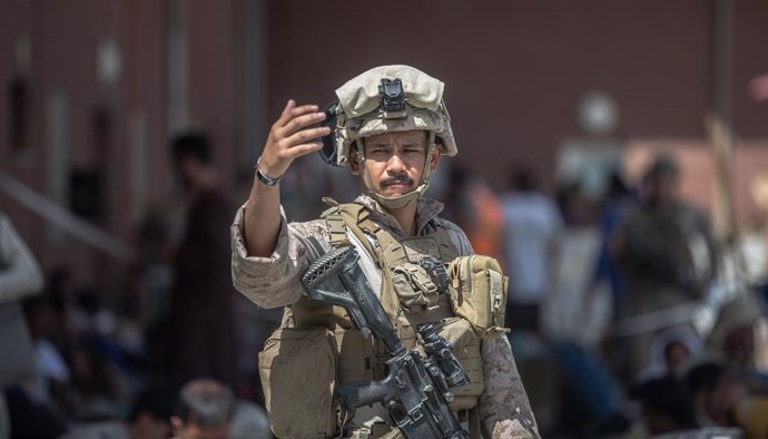 HANDOUT - 23 August 2021, Afghanistan, Kabul: A US marine soldier operates at the Hamid Karzai International Airport during the evacuation of civilians following the Taliban takeover. Photo: -/U.S. Marines via ZUMA Press Wire Service/dpa - ACHTUNG: Nur 