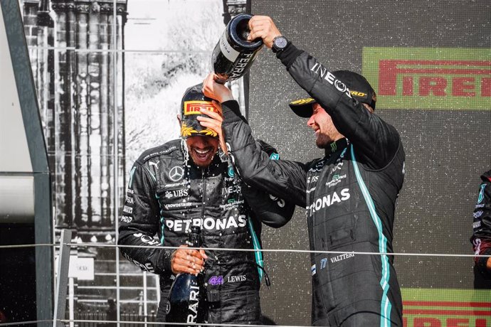 Archivo - Lewis Hamilton y Valtteri Bottas en el podio del Gran Premio de Gran Bretaña