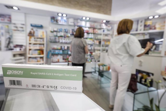 Archivo - Una caja con test de antígenos contra la COVID-19 en una farmacia