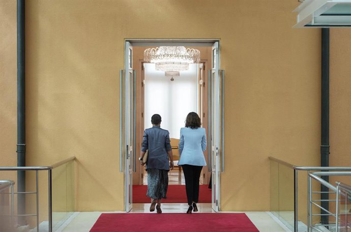 La presidenta de la Comunidad de Madrid, Isabel Díaz Ayuso (d), y la portavoz de Vox en la Asamblea, Rocío Monasterio (i), a su salida de la Casa de Correos, sede del Gobierno regional, a 6 de septiembre de 2021, en Madrid, (España). La presidenta madri