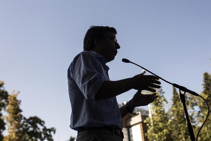 El alcalde de Madrid, José Luis Martínez-Almeida, interviene durante la visita de las obras de reurbanización del eje Joaquín Costa-Francisco Silvela, cuya primera fase acaba de concluir, a 3 de septiembre de 2021, en Madrid, (España). 