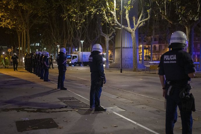 Diversos agents de Mossos d' Esquadra, durant la primera nit de les Festes de Sants, a 25 d'agost de 2021, a Barcelona, Catalunya (Espanya), en una imatge d'arxiu