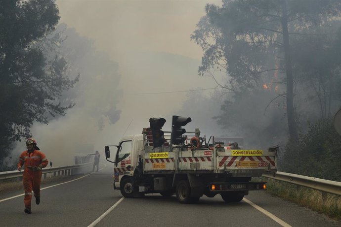 Agentes forestales trabajan en las tareas de extinción de incendios de un fuego en el municipio de Ribas de Sil, en la parroquia homónima, muy cercana a Rairos, a 6 de septiembre de 2021, en Ribas de Sil, Lugo, Galicia (España). Este nuevo incendio, el 