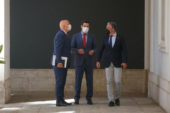 Imagen de archivo de Juanma Moreno con los consejeros Imbroda y Bendodo en el anterior consejo de gobierno